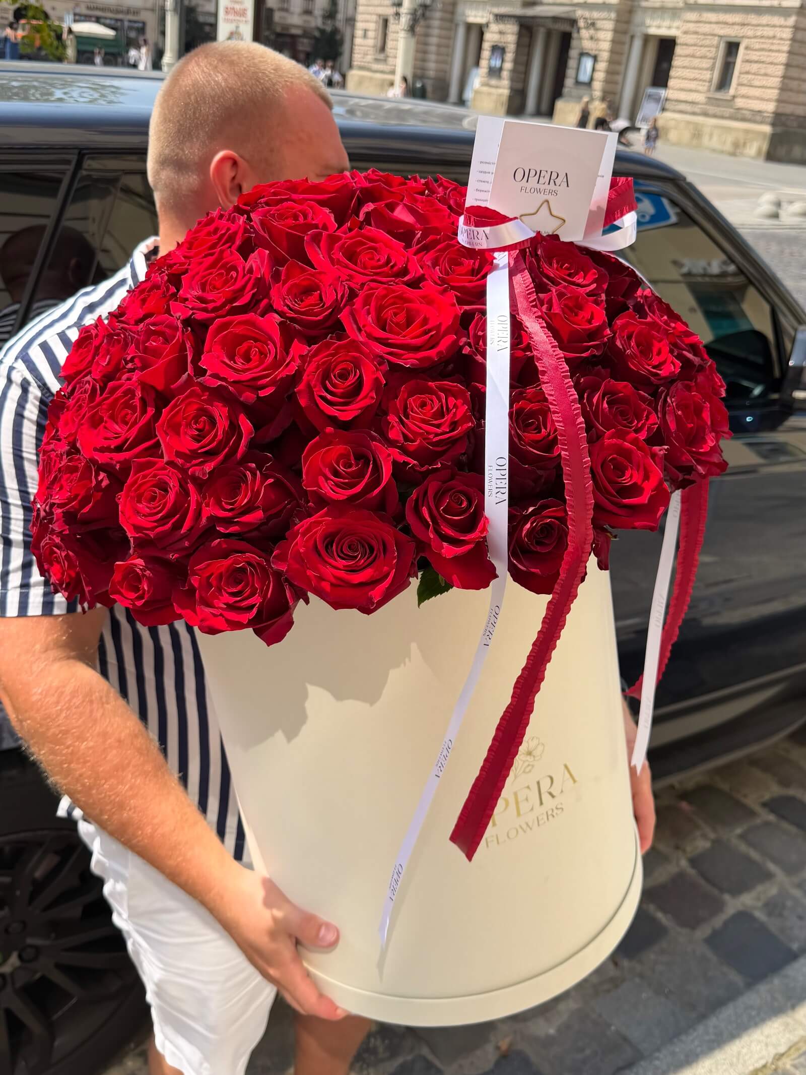 Бокс з червоними еквадорськими трояндами