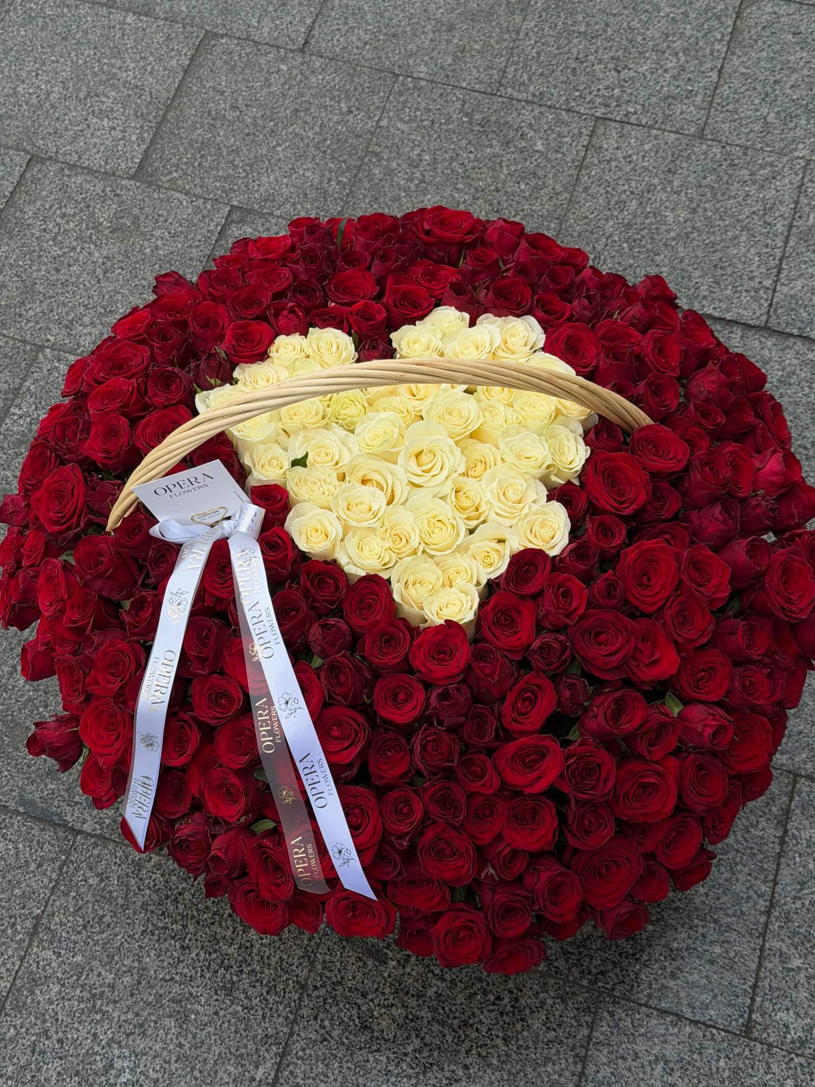 Корзина з обʼємними еквадорськими трояндами 301 шт «Серце»
